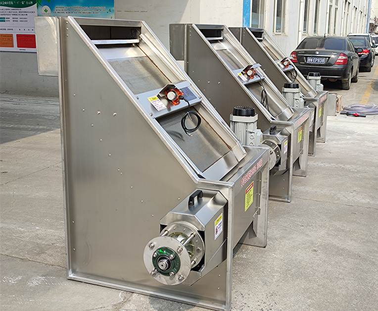 斜篩式干濕分離機(jī)處理雞糞的實(shí)際效果 斜篩式干濕分離機(jī)處理雞糞的實(shí)際效果